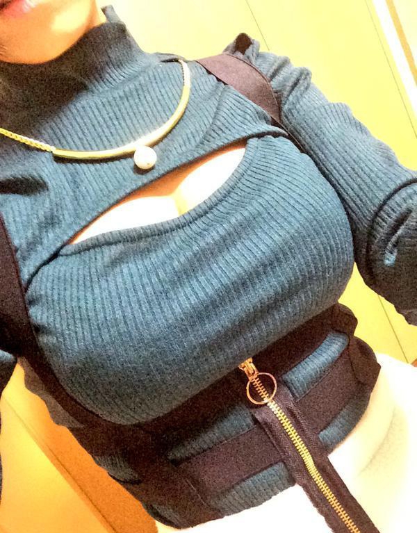 女友新买一件<em>开胸高领毛衣</em> 穿上那刻二弟肃然