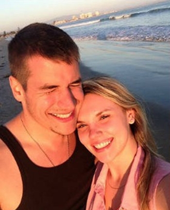 丧心病狂的<em>哥哥</em>偷拍<em>妹妹洗澡</em>,竟然还po上网…