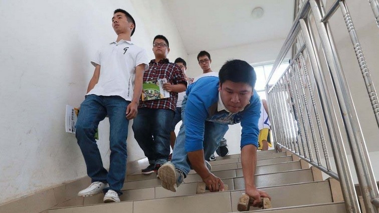 每個學生都需要學習：樂觀男孩　勇敢＂爬＂出一片天 