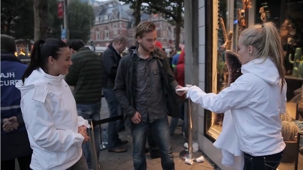 什么叫生意头脑?一位瞄准iPhone商机的裁缝师