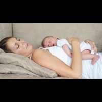 研究：嬰兒睡沙發容易猝死 | 健康達人網
