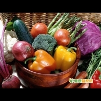 吃當季蔬果+流水沖洗　降低農藥殘留風險
