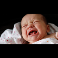 新生兒夜晚哭泣怎麼辦！日本婦產科醫生教你活用「媽媽心臟的聲音」│BabyLike