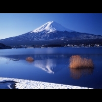 冬日就是要來體驗最美的溫泉饗宴。遠眺富士山雪白美景，再泡溫熱溫泉，好幸福....！！