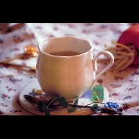 沖一壺芬芳養生的 「蘿色生香茶」