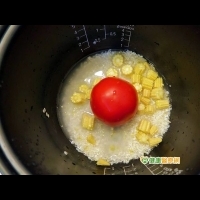 番茄煮了營養高　整個番茄飯爆紅
