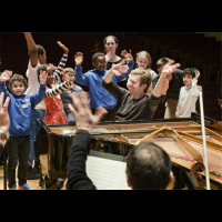 談樂與教育 鋼琴家安斯涅傳播嶄新教育計畫「感受音樂」在台南