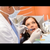 婦人牙齦出血不敢洗牙　半年後開始掉牙