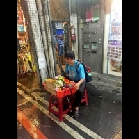 「視障小偉」冒雨賣零食,先天發育不完全,卻不減他仍自食其力想辦法付房租過生活的毅力....