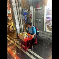 「視障小偉」冒雨賣零食，先天發育不完全，卻不減他仍自食其力想辦法付房租過生活的毅力....