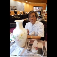 日本首席瓷器畫師登台,觀眾都忍不住靠近的看每一個細節