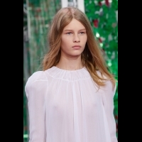 Dior的灰姑娘！14歲少女Sofia Mechetner從貧困家庭走上Dior伸展台