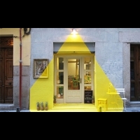 【影片】馬德里餐館大玩街頭裝置藝術！意想不到超亮眼鎂光燈的秘密竟是？