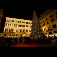 原來，在羅馬過聖誕節是這個樣子？！15米高聖誕樹、詩歌班的聖詩...古城瞬間繽紛且讓人陶醉！