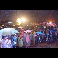 大雨澆不熄熱情，董事長樂團、楊大正、林昶佐合唱「晚安台灣」