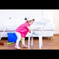 2歲孩子可以倒垃圾？！培養孩子做家事的年齡為＿＿＿　透過這三個步驟，保證讓你的孩子愛上「做家事」
