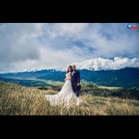 小馬倪子鈞與新婚妻擁抱藍天綠地  定情地拍婚紗照曬幸福