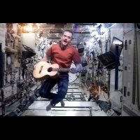 最完美致敬！加拿大太空人在宇宙獻唱大衛鮑伊經典歌曲《Space Oddity》