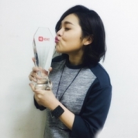 好俏皮！劉思涵喜獲《2016唱吧》年度最佳女歌手瘋狂熱吻獎盃　她笑言：下次爭取拿最佳男歌手！
