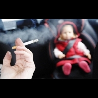 恐怖！別以為不在孩子面前抽菸就沒事？！錯了！三手菸比PM2.5還要毒（快點轉發）