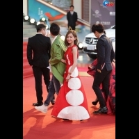 王心凌踏上北京國際電影節閉幕式 紅毯設計師量身重製戰袍