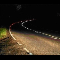 夜間路面上自動亮起的小燈，你知道叫什麼？命名的原因，竟然這麼有趣！
