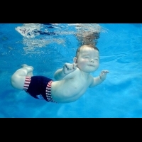 嬰兒游泳，其實很輕鬆！寶寶游泳的4個須知，爸爸媽媽一定要知道...