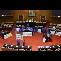 林全首度施政報告 藍委換藍衫佔發言台杯葛