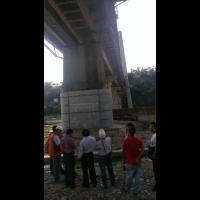 大漢溪景觀吊橋中段發生龜裂　市府公所會勘進行整修