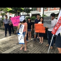 學生潑冰水抗議 要教育部全面「凍漲」學費