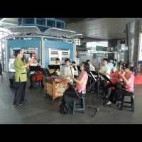 美妙樂音驚豔旅客　絲竹樂團在高鐵台中站進行快閃演出　
