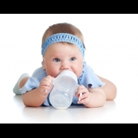 千萬不要逼寶寶喝水！寶寶除了喝奶，到底需不需要喝水呢？4個重點，聽聽看兒科醫生怎麼說！
