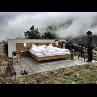 睡在星空下，位於阿爾卑斯山無牆無天花板的「零星級飯店」