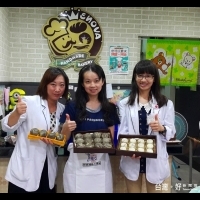 與烘焙業者合作　麻豆新樓醫院開發養生健康月餅