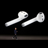 無線科技大躍進！蘋果開發新款耳機AirPod，它甚至還有一個不為人知的超強功能！