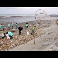 巨大水母飄逸永安漁港　地景藝術宣揚海洋環保