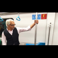 台灣美國大不同！68歲爺爺被讓座，他竟然做出「這姿勢」，照片瘋傳網路大爆紅！