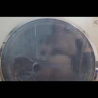 婦人讚賞韓國洗衣機，結果不小心把自己拍進去，評鑑照片令網友看到傻眼！
