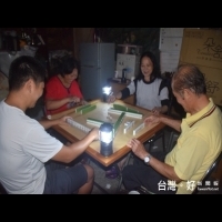 颱風來襲失電　用LED燈做方城之戰