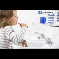 刷牙前先幫孩子按摩5分鐘，不用擔心有一口爛牙！12歲以下還有口腔醫療補助...