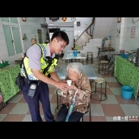 90歲阿嬤迷路　暖心警護送返家