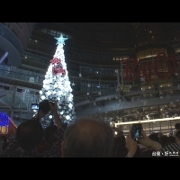聖誕樹點燈　為百貨週年慶提前暖身