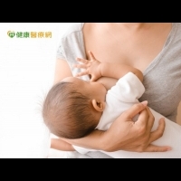 baby喝母乳好健康　別忘補充這兩樣