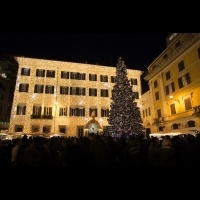 Valentino打造15公尺聖誕樹和4萬個聖誕燈，溫暖羅馬市廣場