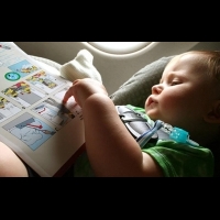 搭飛機時，替寶寶寶準備小玩具好重要！5個訣竅，就算3個月大的嬰兒出國一點也不難...
