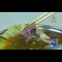 這裡的羊肉爐口味超特別,居然加了「這種湯底」,連沾醬也都跟別人不一樣!年輕第二代業者表示:是父親特別去越南學習的料理...