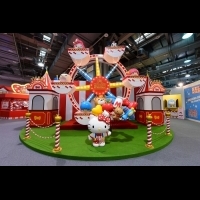 Kitty家族全體出動！歡迎來到《Hello Kitty Go Aroud!!歡樂嘉年華》夢幻樂園，台灣獨賣展覽商品絕不能錯過！