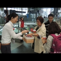 高鐵站務員扮耶誕天使　與旅客分享甜蜜祝福