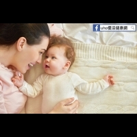 嚇！「床鋪」也可能是嬰兒猝死的主因？！不要讓1歲以下的嬰兒單獨趴睡...