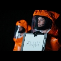 《異星入境》奧斯卡8項入圍，Amy Adams艾美亞當斯與外星人對話
